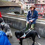 Blindenhundeteam wartend