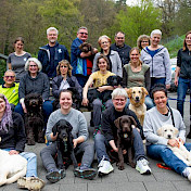 Gruppenbild JunghundetrainerInnen und Junghunde