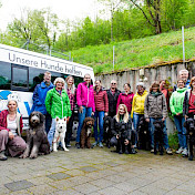 Gruppenfoto JunghundetrainerInnen mit ihren Schützlingen