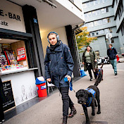 Vertrauenshundeteam unterwegs in der Stadt