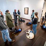 Die ganze Gruppe versammelt im Kunstmuseum am Vertrauenshundeseminar