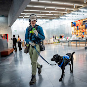 Vertrauenshundehalterin unterwegs mit ihrem Hund