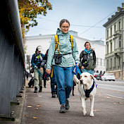 Vertrauenshundehalterin unterwegs mit ihrem Hund