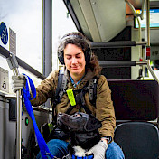 Vertrauenshundehalterin ist mit ihrem Hund unterwegs im ÖV.