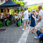 Die Steelband spielt und die Leute tanzen.