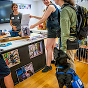 Vertrauenshundehalterin mit ihrem Hund am Vertrauenshundestand