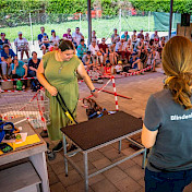 Vertrauenshundehalterin bei der Vorführung