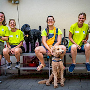 Junghundetrainerinnen mit ihren Hunden