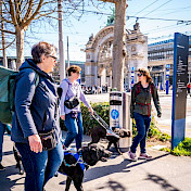Blinden- und Vertrauenshundeteam unterwegs in der Nähe des Bahnhofes Luzern