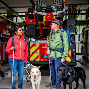 Blindenhundeteams vor Löschfahrzeug auf der Feuerwache
