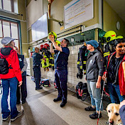 Bei der Feuerwehr wird Spannendes erzählt.