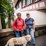 Führhundehalterin mit Blindenführhundetrainerin i.A.