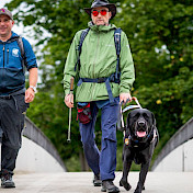 Instruktor unterwegs mit Blindenhundeteam