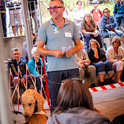 Tim moderiert die  Vorführung
