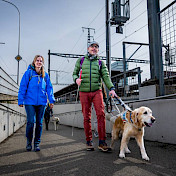 Führhundehalter Fabio mit Ayo unterwegs mit Instruktorin Anja