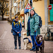 Vertrauenshundehalterinnen wartend in Neuchâtel