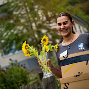 Lena verteilt Sonnenblumen.