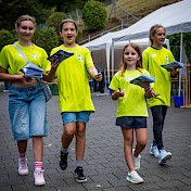 Auch die Kinder beteiligen sich als Freiwillige und verteilen das Quiz.