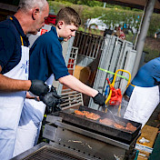 Der Grill ist an.