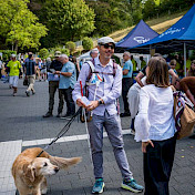 Blindenhundeteam Fabio mit Ayo im Festgetümmel