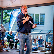 Geschäftsführer Peter Kaufmann spricht.