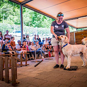 Masha bei der Vorführung mit Hund Meiryo in Ausbildung.